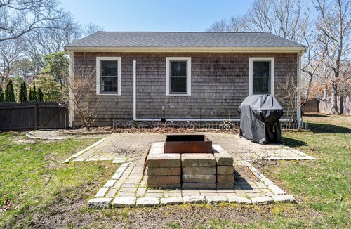 Silver Beach Cottage | Adorable. 1000 sq ft. Well maintained, tasteful updates, spacious private yard.