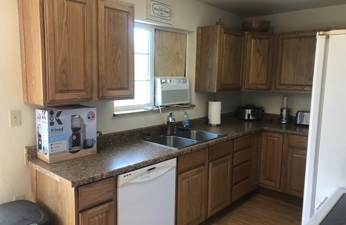 Roseburg House | Adorable 2 bedroom 1 bath house pet friendly nearby shopping and hospital