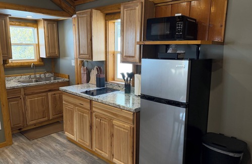 Cheboygan Cabin | Adorable 2-bedroom cabin with AC in charming Cheboygan
