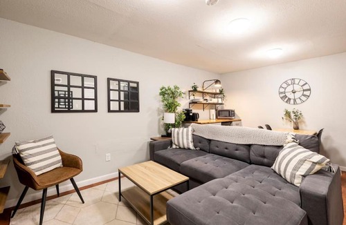 Montbello House | Adorable 2-Bedroom Modern Basement
