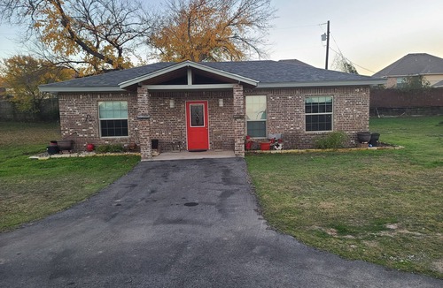Weatherford House | Adorable 2-bedroom guesthouse with pationn