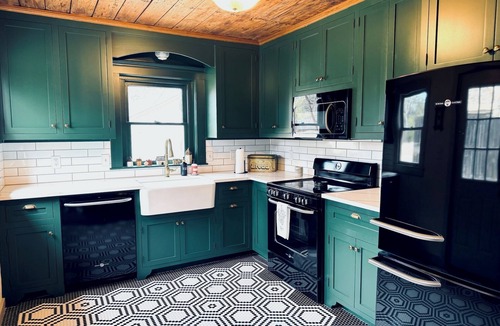 Glen Rose House | Adorable 3 Bedroom/2 Bath Remodeled Cottage and Carriage House Built Circa 1930!