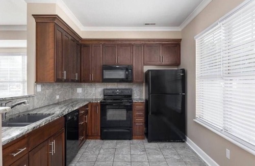 Lawrence House | Adorable 4-bedroom/5 bathroom house with AC - 2 blocks from KU Campus!