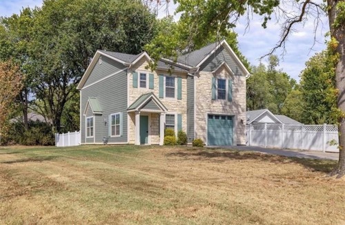 Lawrence House | Adorable 4-bedroom/5 bathroom house with AC - 2 blocks from KU Campus!