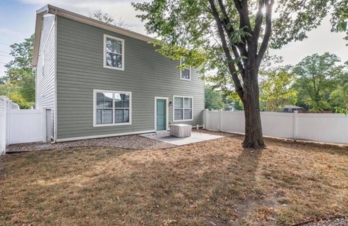 Lawrence House | Adorable 4-bedroom/5 bathroom house with AC - 2 blocks from KU Campus!