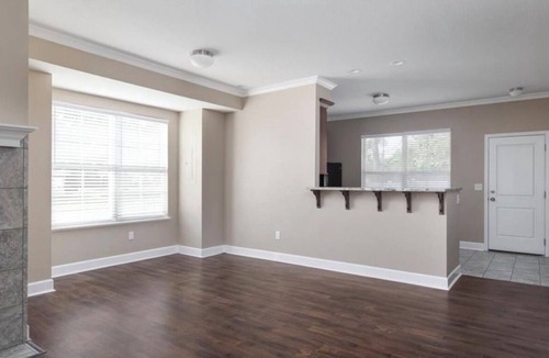Lawrence House | Adorable 4-bedroom/5 bathroom house with AC - 2 blocks from KU Campus!