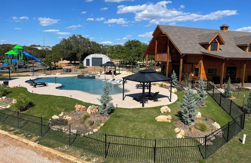Johnson City Cabin | Adorable 50's-themed cabin at River's Edge Campground w/resort amenities. n