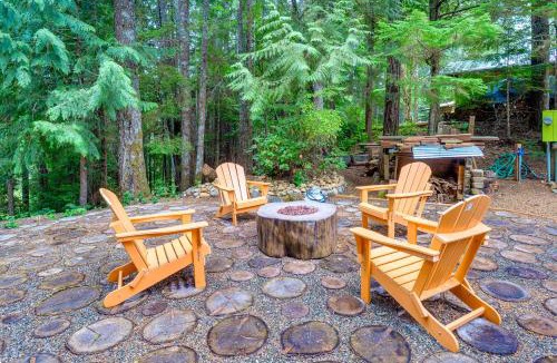 Hoodsport House | Adorable A-Frame Cabin, Steps to Lake Cushman!