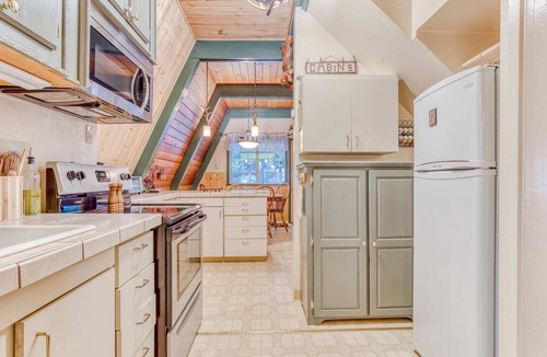 Marmot Cabin | Adorable A-frame cabin withnearby river access, game room, wood stove, firepit