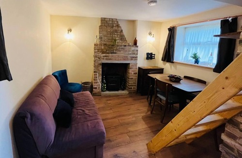 Heathfield House | Adorable and Cosy Tiny Cottage