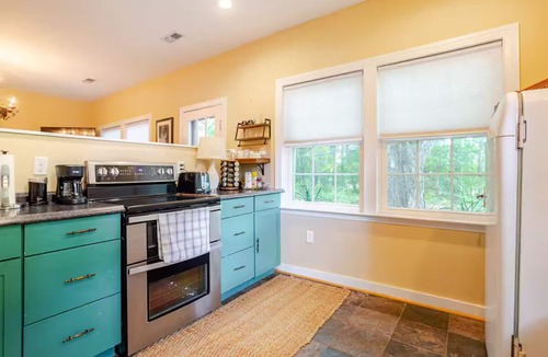 Westover Hills West House | Adorable and Peaceful Cottage Oasis. Convenient and Private.