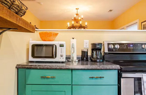Westover Hills West House | Adorable and Peaceful Cottage Oasis. Convenient and Private.
