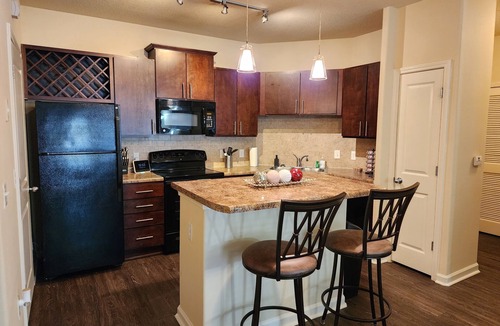 Executive Park Apartment | Adorable apartment w/pool view