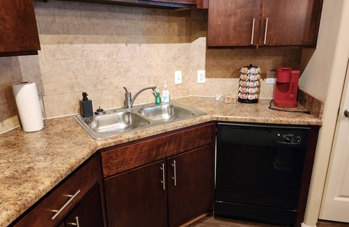 Executive Park Apartment | Adorable apartment w/pool view