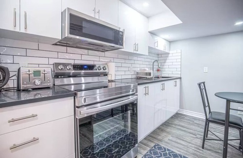 Urbandale Apartment | Adorable Bachelor unit, close to hospitals, shopping centres and downtown Ottawa