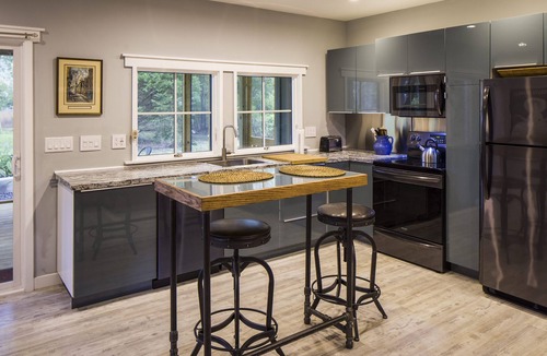 Charleston House | Adorable bungalow close to downtown and Folly Beach! Park Pass Included!