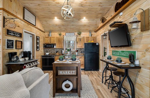 Warren Cabin | Adorable Cabin. Cozy & comfy. Coffee bar, firepit, horseshoes, hammock, grill