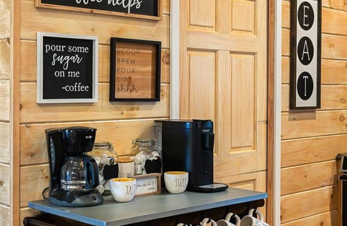 Warren Cabin | Adorable Cabin. Cozy & comfy. Coffee bar, firepit, horseshoes, hammock, grill