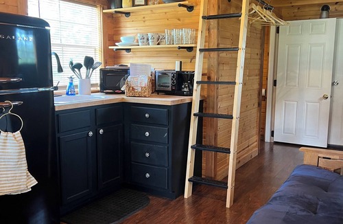 Cassville Cabin | Adorable cabin near Roaring River perfect for a relaxing getaway