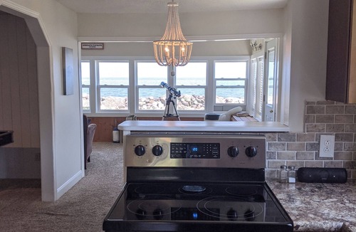 Hilton House | Adorable Cape Cod on Lake Ontario Waterfront