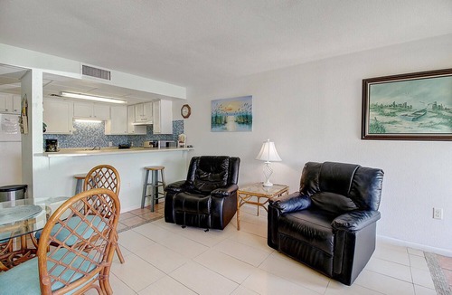 Port Aransas Condo | Adorable condo with beach access and community pool!