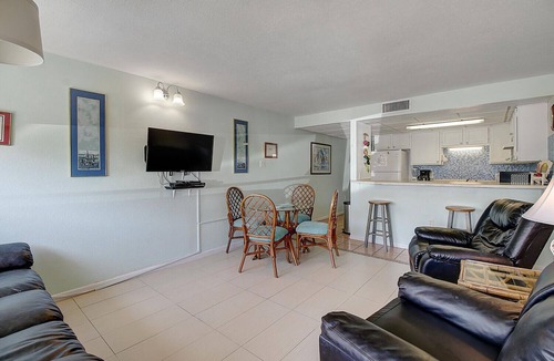 Port Aransas Condo | Adorable condo with beach access and community pool!