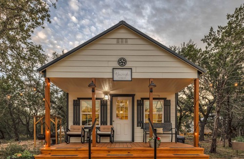 Marble Falls Villa | Adorable container villa on Retreat Ranch