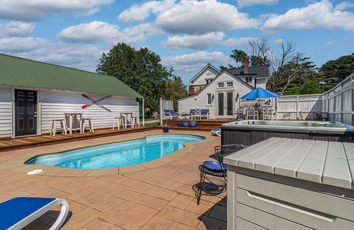 Urbanna House | Adorable Cottage w/Pool & Hot Tub In the Heart of Urbanna