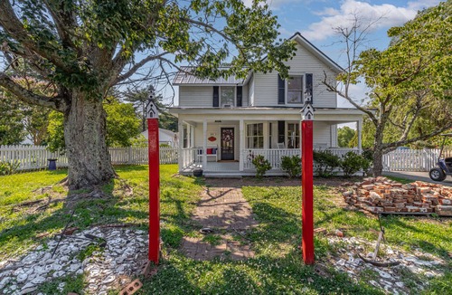 Urbanna House | Adorable Cottage w/Pool & Hot Tub In the Heart of Urbanna
