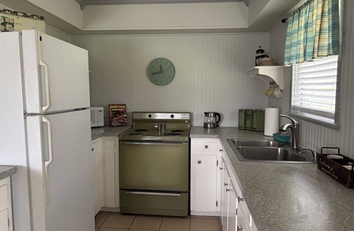 Cleburne Cottage | Adorable Guest Cottage