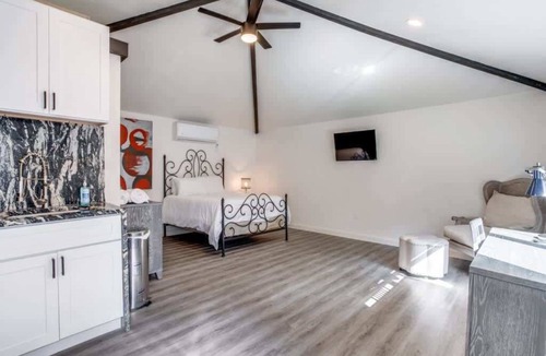North Dallas House | Adorable Guest House/Private Yard