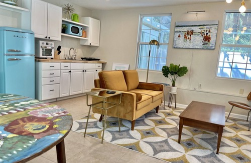 Mount Dora Apartment | Adorable guest house with pool, Pet Friendly, in downtown Mount Dora,
