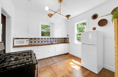 Cherrywood House | Adorable Historic Home, Super Close to UT, Moody Center, and Downtown