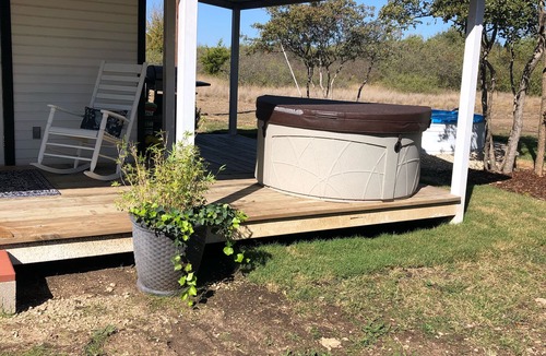 Weatherford Cottage | ADORABLE! HOT tub w outdoor TV- 5 miles north of W’ford off Hwy 51