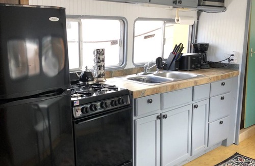 Sailboat Bend Boat Rental | Adorable Houseboat on the river