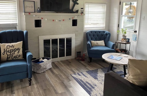 Colon Cottage | Adorable lakefront cottage