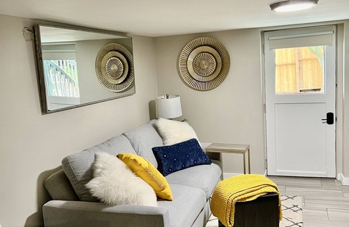Tukwila Apartment | Adorable New 1 bedroom 5 minute to Airport and Shopping!