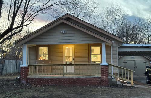 Wichita House | Adorable New West 3 BR 2 BA SMRT TV Coffee