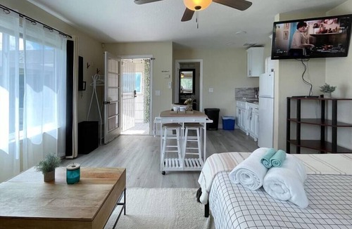 Arden-Arcade House | Adorable Private Guesthouse/Studio free parking