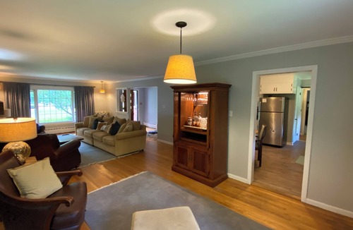 Rotterdam Junction House | Adorable Saratoga track, SPAC, Skidmore short term rental.