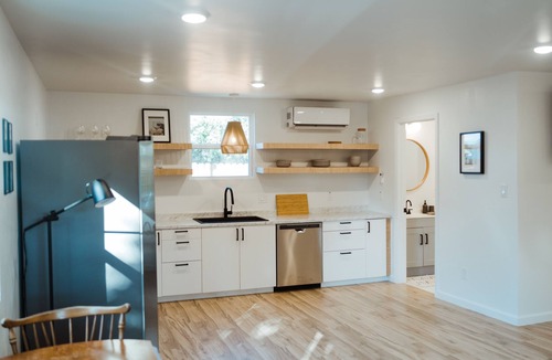 Waco House | Adorable Studio - Private Patio - Dream Kitchen