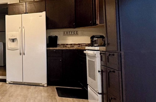 Cottage Grove Apartment | Adorable studio with full kitchen, bath, and laundry