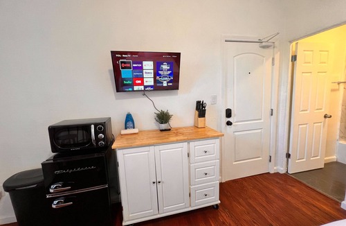 Westlake Apartment | Adorable studio with AC in sunny Los Angeles