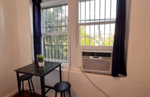 Westlake Apartment | Adorable studio with AC in sunny Los Angeles