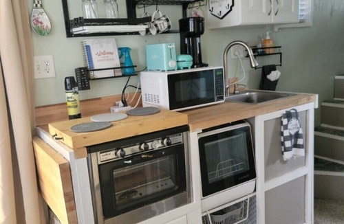 Walnut Cove House | Adorable Tiny House that's pet friendly! HOT TUB. Walk to popular wedding venue.