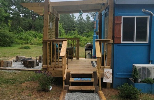Walnut Cove House | Adorable Tiny House that's pet friendly! HOT TUB. Walk to popular wedding venue.