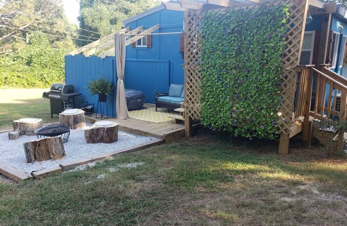 Walnut Cove House | Adorable Tiny House that's pet friendly! HOT TUB. Walk to popular wedding venue.