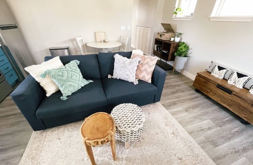 Sunnyside House | Adorable Two-Bedroom Carriage House with Patio