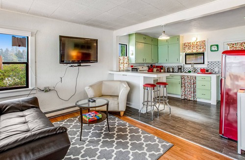 Retsil Cottage | Adorable waterfront cottage with a full kitchen, firepit & washer/dryer