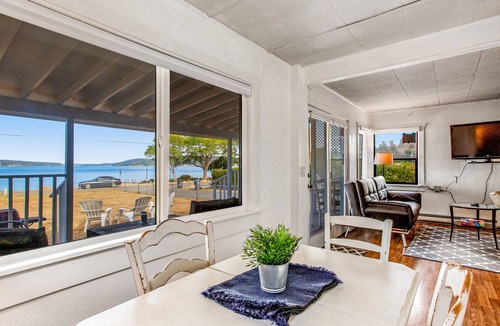 Retsil Cottage | Adorable waterfront cottage with a full kitchen, firepit & washer/dryer